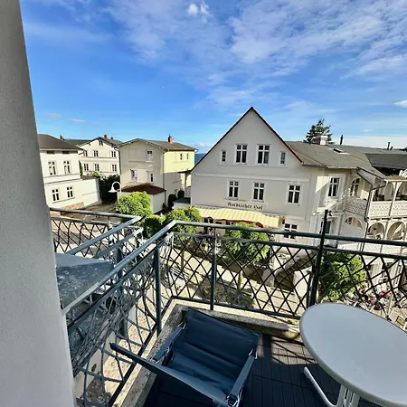 Alter Reichshof, 204 *