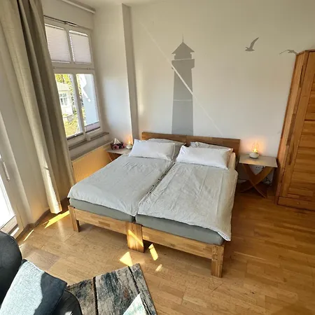 Alter Reichshof, 204 *